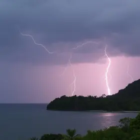 Porto Seguro deve ter um dia com trovões e raios
