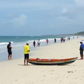 homem alvo de tiros em praia da Bahia